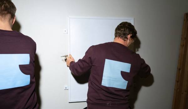 En skyddsrumstekniker från Bergsäkra AB som är ute och går igenom ett skyddsrum som där fastighetsägaren tecknat ett serviceavtal.